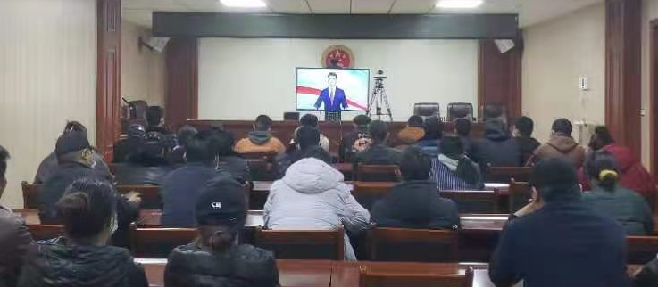 囊谦县政府系统集中观看全国脱贫攻坚总结表彰大会