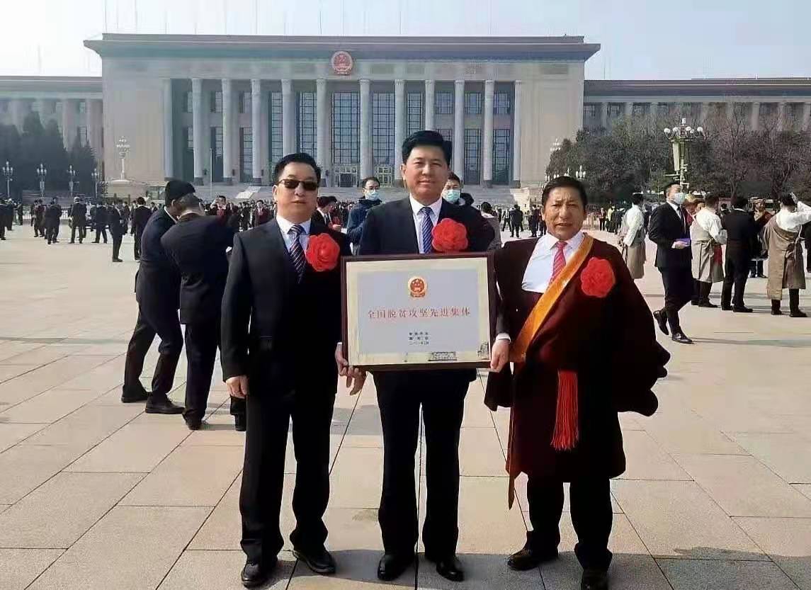囊谦县政府系统集中观看全国脱贫攻坚总结表彰大会