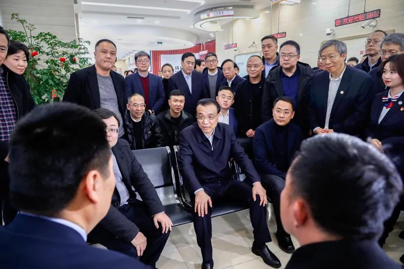 李克强主持召开国常会：金融机构作出6方面减费措施