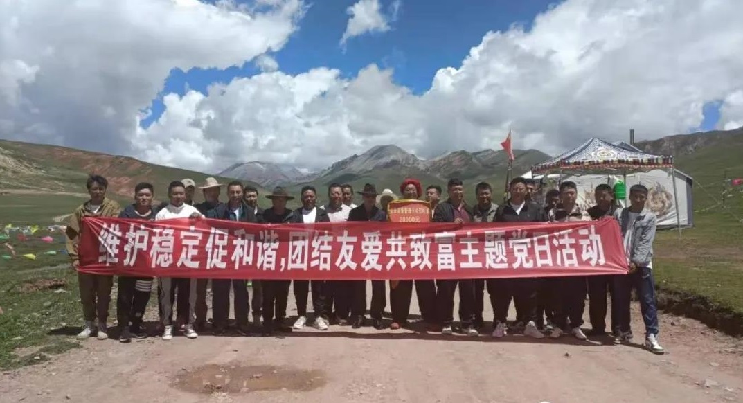 县委副书记陈有军出席着晓乡班多村主题党日活动