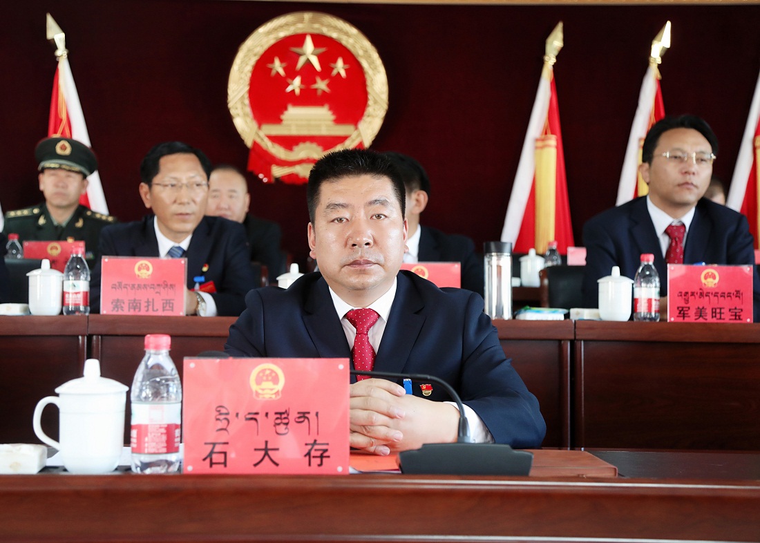 囊谦县第十六届人民代表大会第一次会议隆重开幕