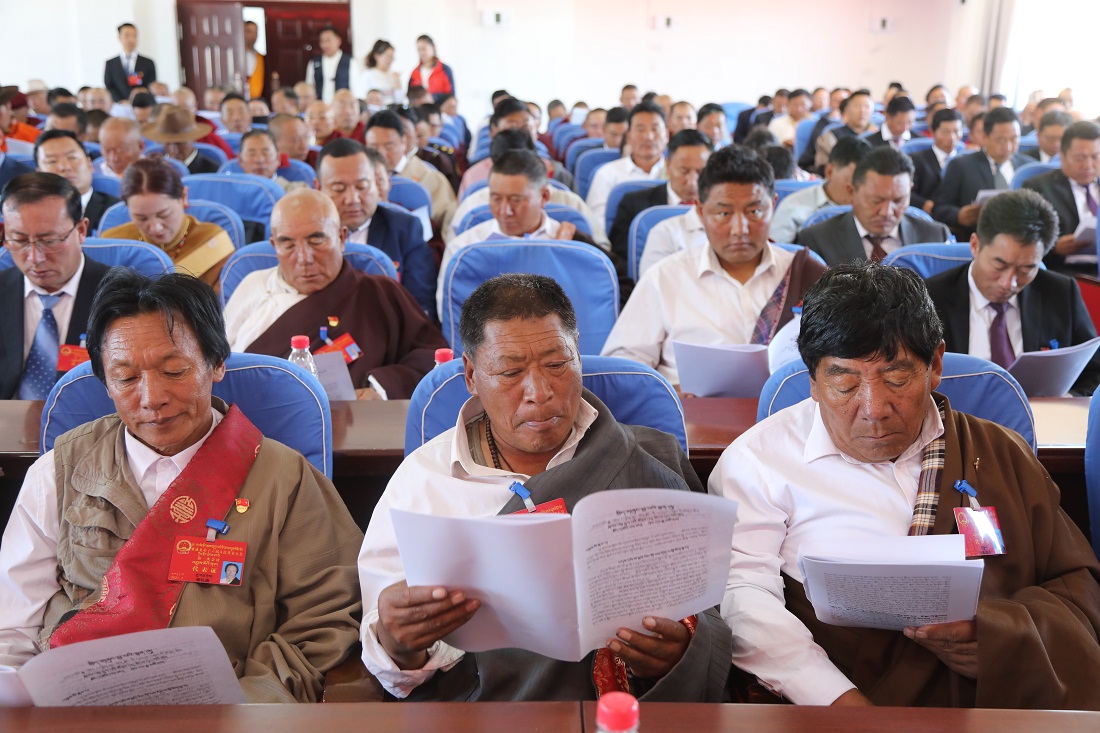 囊谦县第十六届人民代表大会第一次会议隆重开幕