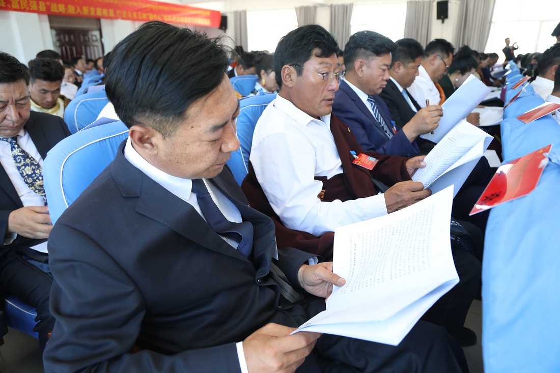 囊谦县第十六届人民代表大会第一次会议隆重开幕