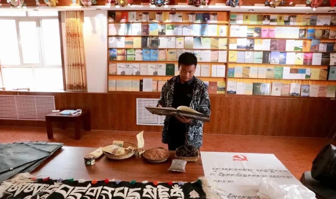囊谦“金秋媒体采访行”走进囊谦县文联