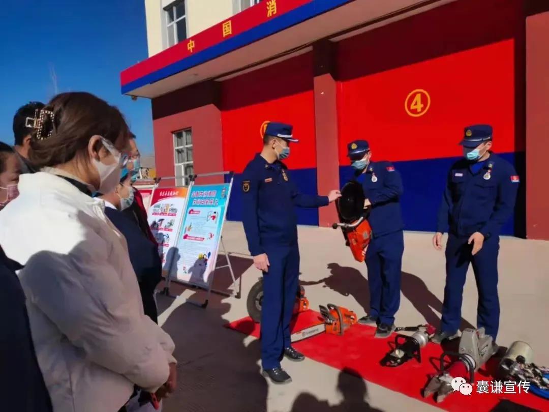 县委办公室党支部、县医院党支部、县消防大队党支部联合开展“强化党建统领全局，筑牢生命安全防线”主题党日活动
