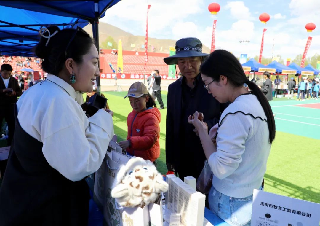 以赛为媒|玉树特色农畜产品亮相“青超联赛”玉树赛区首战赛
