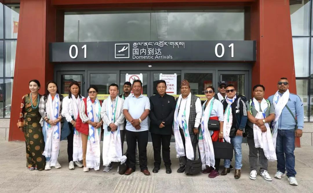 尼泊尔140家商会抵达玉树